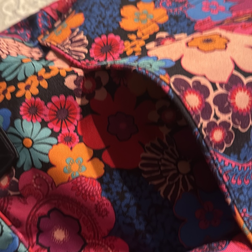Like new Vera Bradley Floral Fiesta Weekender/Carryon Bag. Retired Pattern. - Picture 4 of 10